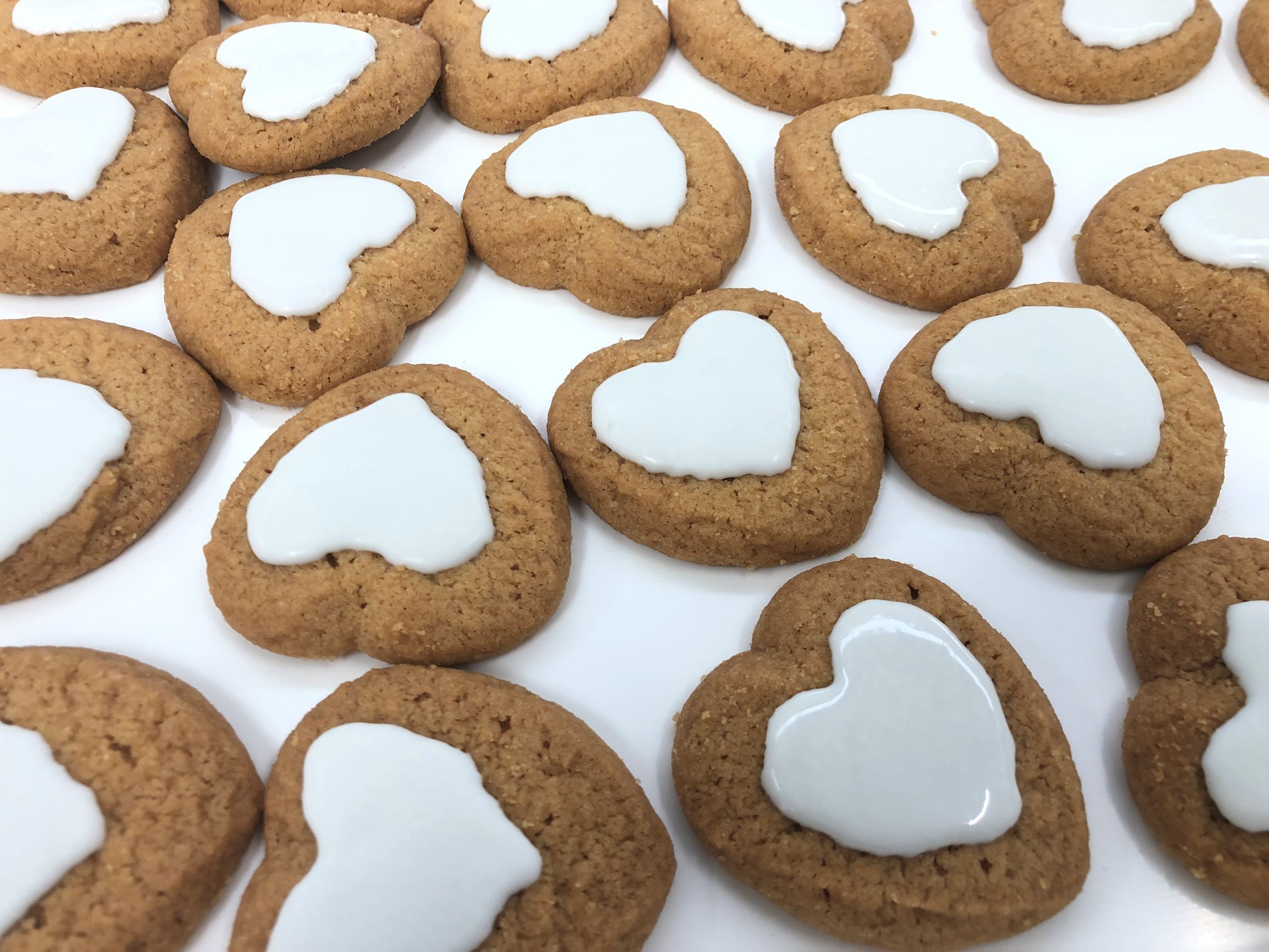 Heart-shaped biscuits decorated with white chocolate by FoodJet chocolate depositor