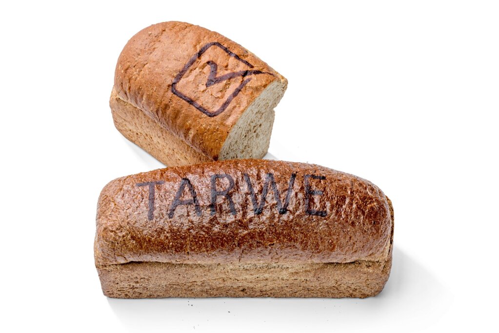 Two wheat loaves on white, one with the word TARWE and a cut loaf with a checkmark, in baked RudinJet paste